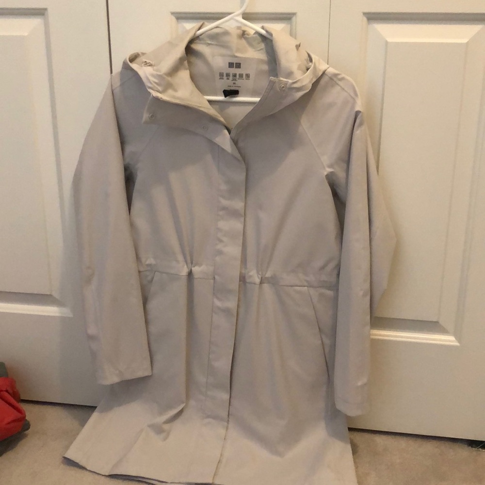 Uniqlo rain/wind jacket - long. Covers butt